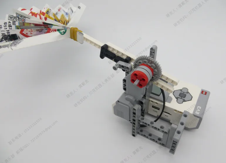 The finished Folding Fan Robot model, built from LEGO MINDSTORMS EV3.