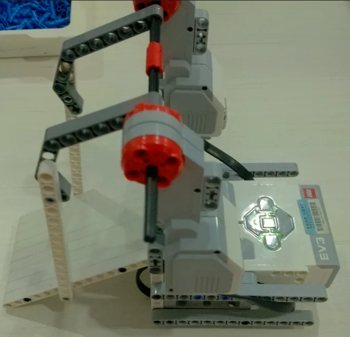 The finished Castle Gate model, built from LEGO MINDSTORMS EV3.