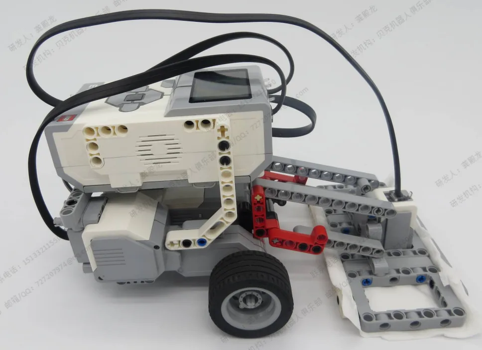 The finished Auto Floor Mopping model, built from LEGO MINDSTORMS EV3.