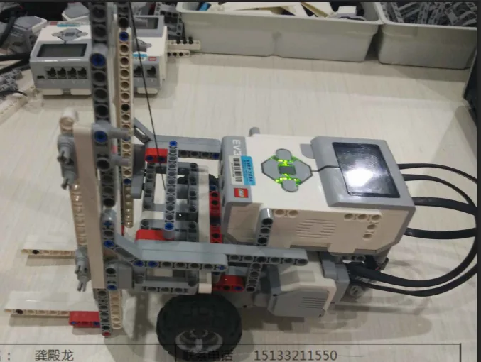 The finished Forklift with Pulley model, built from LEGO MINDSTORMS EV3.
