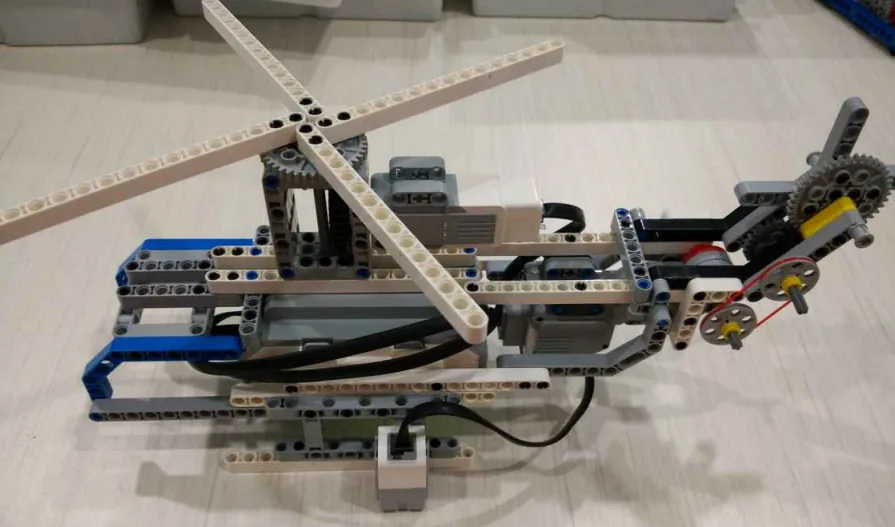 The finished Helicopter 3 model, built from LEGO MINDSTORMS EV3.